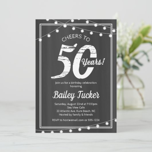 50. Geburtstag Streichlichter auf Chalkboard Einladung (Stehend Vorderseite)