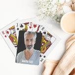 50. Geburtstag Typ Männer Hallo 50 Spielkarten<br><div class="desc">Kartenspielen für eine 50. Geburtstagsfeier für einen Typ. Vorlage für Ihr Foto. Weiße Buchstaben und der Text: Hallo 50</div>
