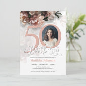 50. Geburtstag Weißes Blumenwein Rosa Elegantes Fo Einladung (Stehend Vorderseite)