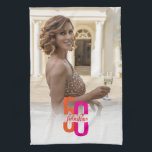 50. Geburtstags-Foto Geschirrtuch<br><div class="desc">Geschenke der Geburtstagsfrau diese 50th Birthday Foto Küchentücher. Sie machen die perfekte Geschenkidee für ein Meilenstein-Feiern am Tag, mit dem ein 50. Geburtstag im lustigen und modischen Stil geehrt wird. Dieses schicke Küchenhandtuch mit personalisiertem Foto zeichnet sich durch ein elegantes Design in lebhaften Orange-, Rosa- und Rottönen aus. Sie eignen...</div>