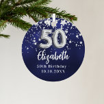 50. Geburtstagsnacht blaue Silberstars Ornament Aus Metall<br><div class="desc">Eine marineblau Hintergrundfarbe mit Imitaten silbernen Sternen. Die blaue Farbe ist ungleichmäßig. Name,  Text/Datum hinzufügen</div>