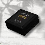 50. Geburtstagsname 1974 Black Gold Elegant Chic Erinnerungskiste<br><div class="desc">Elegant 50. Geburtstag Black & Gold Personalisiert 1974 Geschenkboxen - Ultimative Chic Überraschung für den Besondere Anlass. Entdecken Sie das ultimative 50. Geburtstagsgeschenk mit unserer eleganten, schwarzen und goldenen personalisierten Geschenkboxen. Geboren aus dem Stil und dem Geist von 1974, dieses raffinierte Paket wird sicher eine Aussage machen. Jede Schachtel ist...</div>