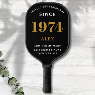 50. Geburtstagsname 1974 Black Gold Elegant Chic Pickleball Schläger