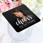 50. Geburtstagsparty Foto White Cheers Rechteckiger Pappuntersetzer<br><div class="desc">Dieser maßgeschneiderte 50. Geburtstagspapier-Untersetzer zeigt den Gast des personalisierten Fotos,  Namens und Geburtstags der Ehre,  zusammen mit dem Wort "Cheers" in der eleganten weißen Kalligraphie-Schrift. Ein dunkler Bildschirm hilft,  den Text-Pop zu machen. Eine tolle Art,  jemanden zu feiern,  der fünfzig wird!</div>