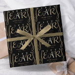 50. Gold Wedding Anniversary-Geschenk Geschenkpapier<br><div class="desc">Einzigartige und moderne 50. Hochzeitstag Packpapier Rolle. Einfache Personalisierung und Anpassung nach Jahr und Namen für besondere Freunde,  Paare,  Eltern oder Ihren Mann / Ehefrau. Achten Sie darauf,  die Erholung meiner Kollektion für mehr Geschenkideen aus dem Karo zu ziehen.</div>