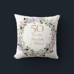 50. Goldene Hochzeit Jubiläumsfeier Lavendel Flora Kissen<br><div class="desc">Dieses elegante 50-jährige Hochzeitskirchenkissen mit floraler Lavendelgarage in Aquarelltönen kann mit Ihren Jubiläumsinformationen in edlem Goldtext personalisiert werden. Entwickelt von Thisisnotme©</div>