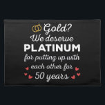 50. Hochzeitstag I - Gold Funny Couple Stofftischset<br><div class="desc">Spaß Design, perfekt für jeden, der seit 50 Jahren verheiratet ist und für eine Hochzeitsfeier. Es ist ein hervorragendes passendes Outfit für Paare! 'Gold? Wir verdienen Platinum, dass wir uns für ein 50-jähriges Zitat für ein Ehepaar, das vor 50 Jahren verheiratet war, oder für ein Paar, das sich zum Goldjubiläum...</div>