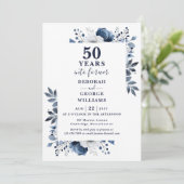 50. Hochzeitstag Navy Blue Floral Monogram Einladung (Stehend Vorderseite)