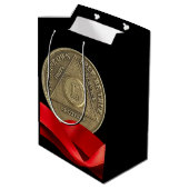 50 Jahre OM Jubiläumsmünzen Rote Schleife Mittlere Geschenktüte (Rückseite Schrägansicht)