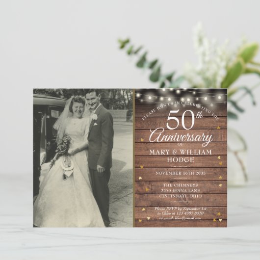 50 Jahre Rustikales Gold Hearts Wedding Foto Einladung (Stehend Vorderseite)