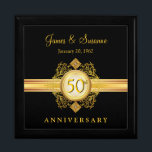50. Jahrestag Gold Black Keepake Geschenkboxen<br><div class="desc">Schönes Viktorianisches Glanzgold Filigree Emblem mit Juwel Akzenten auf schwarzem Hintergrund. Einfach die Namen anpassen oder Monogramm-Initialen verwenden, und Hochzeit für das spezielle Golden Anniversary Paar auf Ihrer Geschenkliste. Kann leicht für andere Geschenkfeiern angepasst werden - Urlaub, Geburtstag, Ruhestand, Abschluss oder jeden besondere Anlass, der eine besondere Touch des Unterrichts...</div>