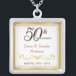 50. Jahrestags-eleganter Andenken-Anhänger Versilberte Kette<br><div class="desc">50. Jahrestags-Andenken-Halskette -- Eleganter goldener 50. Hochzeitstag-Anhänger mit formalem Skript und in einer Liste verzeichnetem antikem Entwurf -- Fertigen Sie die Namen und das Datum für Ihre glückliche Feier besonders an. Vervollkommnen Sie Geschenk für Ihre Ehefrau, Mutter, Großmutter, um 50 goldene Jahre zusammen zu gedenken. Zusammenpassende Karten, Einladungen, Porto und...</div>