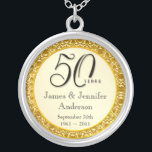 50. Jahrestags-Goldspitze-Andenken-Anhänger Versilberte Kette<br><div class="desc">50. Jahrestags-Andenken-Anhänger-Halskette -- Eleganter goldener 50. Hochzeitstag-Anhänger mit formaler Skript- und Antikengoldspitze entwerfen -- Fertigen Sie die Namen und das Datum für Ihre glückliche Feier besonders an. Vervollkommnen Sie Geschenk für Ihre Ehefrau, Mutter, Großmutter, um 50 goldene Jahre zusammen zu gedenken. Zusammenpassende Karten, Einladungen, Porto und Geschenke verfügbar. Andere Arten...</div>