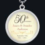 50. Jahrestags-Halsketten-eleganter Versilberte Kette<br><div class="desc">50. Jahrestags-Andenken-Anhänger-Halskette -- Eleganter goldener 50. Hochzeitstag-Anhänger mit formalem Skript und in einer Liste verzeichnetem antikem Entwurf -- Fertigen Sie die Namen und das Datum für Ihre glückliche Feier besonders an. Vervollkommnen Sie Geschenk für Ihre Ehefrau, Mutter, Großmutter, um 50 goldene Jahre zusammen zu gedenken. Zusammenpassende Karten, Einladungen, Porto und...</div>