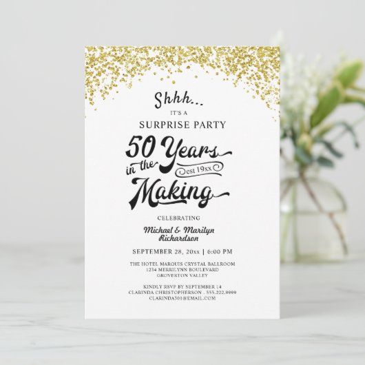 50-jähriges Überraschungs-Party Gold Confetti Einladung (Stehend Vorderseite)