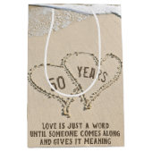 50. Jubiläum Beach Hearts Medium Geschenktasche Mittlere Geschenktüte (Vorderseite)