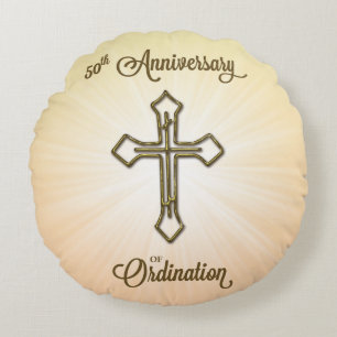 50. Jubiläum der Ordination, Gold Cross auf Star Rundes Kissen
