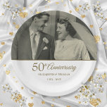 50. Jubiläum Hochzeitspapierplatte für Foto Pappteller<br><div class="desc">Personalisieren Sie Ihre Lieblings-Hochzeitsfeier mit Ihrem Foto und besondere 50 Jahre goldene Hochzeitsszenarien Details in schicker Goldtypografie. Entwickelt von Thisisnotme©</div>