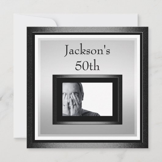 50. Männlicher Geburtstags-weißes silbernes Einladung (Vorderseite)