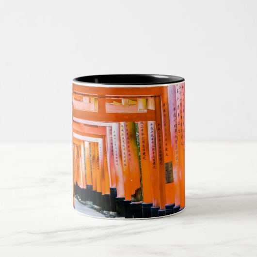 50 Orangenfarben - Senbon Torii, Kyoto Zweifarbige Tasse (Mittel)