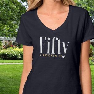 50 & Rockin It Typografie Einfach, Moderner Geburt T-Shirt