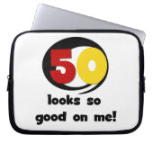 50 sieht mir so gut aus wie T - Shirt und Geschenk Laptopschutzhülle (Vorderseite)