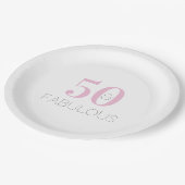 50 und fabelhaft | Moderne Typografie Rosa Geburts Pappteller (Schrägansicht)