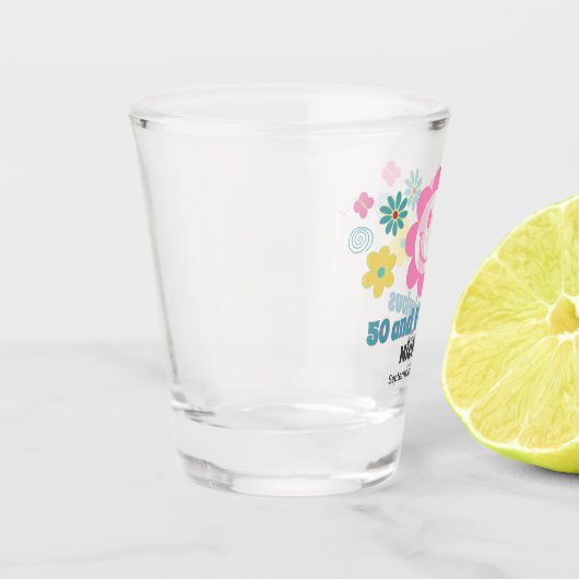 50 und fabelhafte 50. Modern Birthday Retro Gefall Schnapsglas (Links)