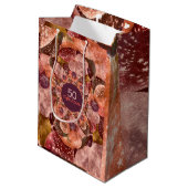 50 und fabelhafte lila rosa Kaleidoskop-Ballone Mittlere Geschenktüte (Rückseite Schrägansicht)