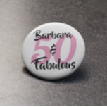 50 und fabelhafte Personalisierte Geburtstagsparty Button<br><div class="desc">Feiern Sie mit diesem coolen 50. Geburtstagsdesign 50. Das Wort 50 ist in rosa Text und der Name & Fabulous in schwarzem Text. Sie können dieses Geschenk personalisieren, indem Sie den Namen, das Alter und die Schriftart-Farben ändern, um was immer Sie wollen. Bitte sehen Sie sich unsere passenden Papierprodukte, Geschenkverpackungen,...</div>