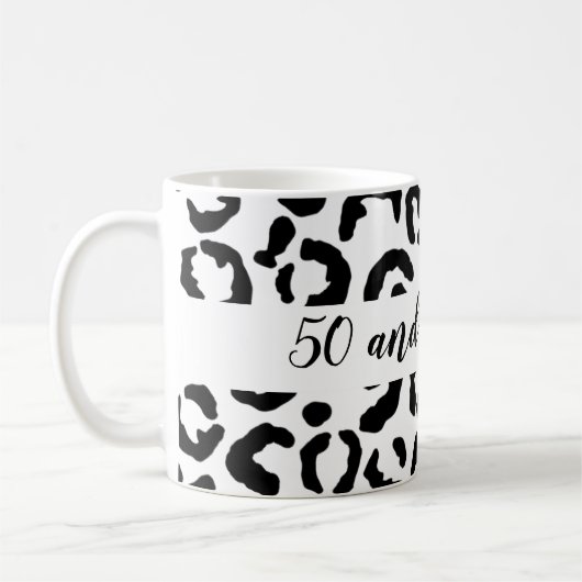 50 und fabelhafte Schwarz-Weiß-Cheetah Print Kaffeetasse (Links)