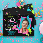 50 und fabelhaften 80er Retro Paint Spritzer Gebur Einladung<br><div class="desc">Feiern Sie Ihren 50. Geburtstag mit einem Retro 80er Jahre rosa,  blau und grün Spritzer Design erstellt aus meinem handgemalten Design auf einem schwarzen Hintergrund mit einer benutzerdefinierten Fotovorlage.</div>