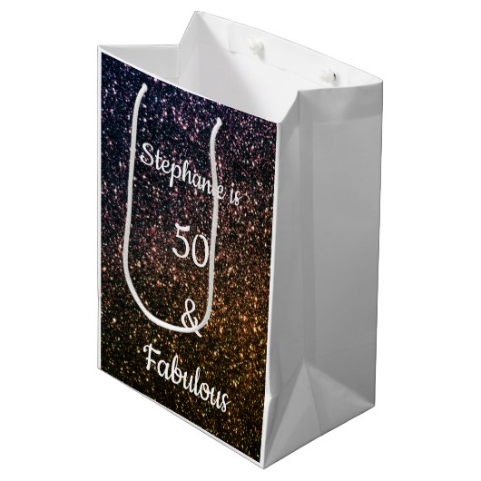 50 und fabelhafter Birthday Gold Black Golden Glit Mittlere Geschenktüte (Vorderseite Schrägansicht)