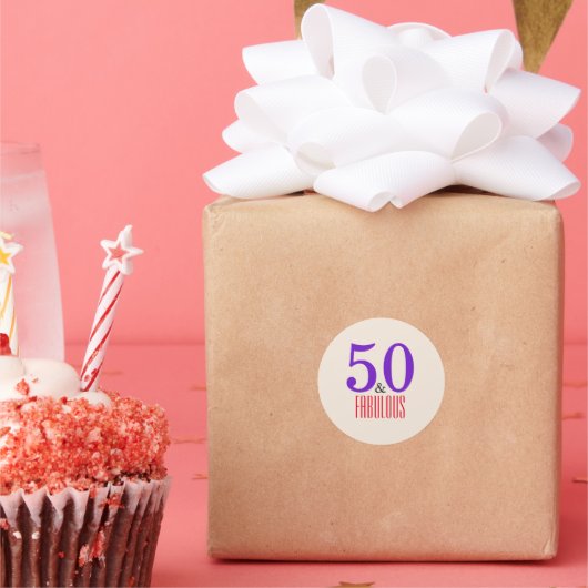 50. und fabelhaftes lila runder aufkleber (Party)