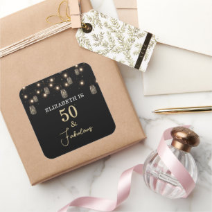50 und fabelhaftes Schwarz mit String Lights Quadratischer Aufkleber
