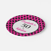 50 und fabulous Bold Pink mit schwarzen Polka Dots Pappteller (Schrägansicht)