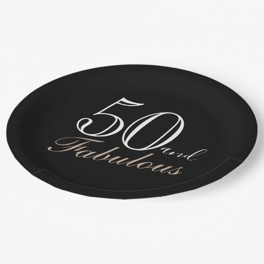 50 und Fabulous Elegant Script Black 50. Geburtsta Pappteller (Schrägansicht)