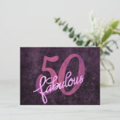 50 und Fabulous | Lila und rosa Grunge Einladung (Stehend Vorderseite)