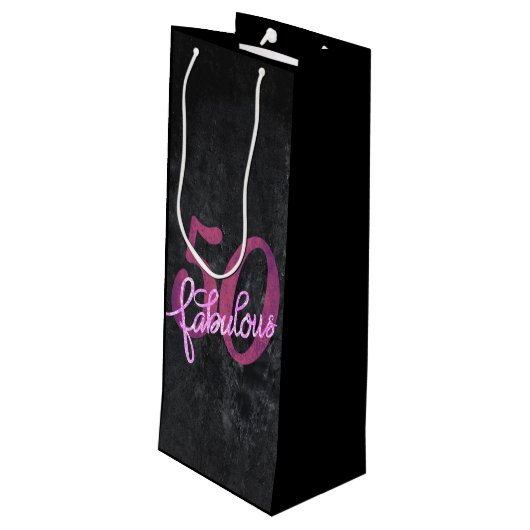 50 und Fabulous | Lila und rosa Grunge Geschenktüte Für Weinflaschen (Rückseite Schrägansicht)