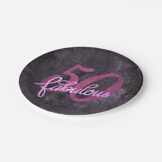 50 und Fabulous | Lila und rosa Grunge Pappteller (Schrägansicht)