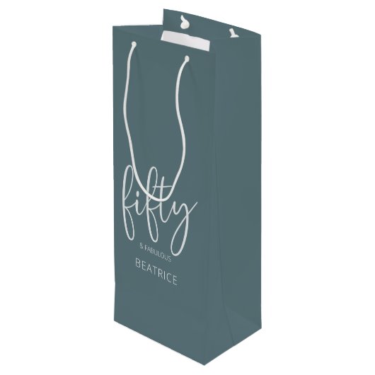 50 und Fabulous Modern Script Geschenktüte Für Weinflaschen (Rückseite Schrägansicht)