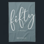 50 und Fabulous Modern Script Geschirrtuch<br><div class="desc">Lassen Sie die Küche glänzen mit einer Touch von Fantasie! Das Design präsentiert die Wörter 50 und fabelhaft in einer reizvollen und auffälligen Art und Weise mit einem kühlen,  modernen Script-Schriftart. Es wäre ein perfektes Geschenk für jeden,  der diesen bemerkenswerten Meilenstein feiert.</div>