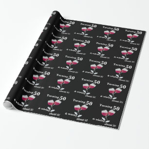 50 werden und mit Rotweingläsern feiern Geschenkpapier