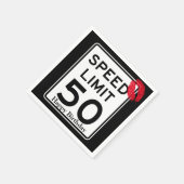 50mph Speed Limit Sign mit Happy Birthday Serviette (Ecke)