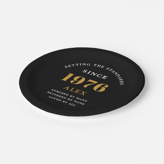 50th Birthday Name 1976 Black Gold Elegant Chic Pappteller (Schrägansicht)
