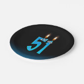 51. Geburtstag mit hellen Kerzenzahlen Pappteller (Schrägansicht)