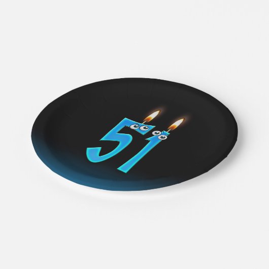 51. Geburtstag mit hellen Kerzenzahlen Pappteller (Schrägansicht)