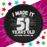51 Jahre alt Sarcastic Meme Funny 51. Geburtstag Pappteller<br><div class="desc">Dieses witzige 51. Geburtstagsdesign macht einen sarkastischen Spaß-Witz oder ein Novum-Gag für ein 51-jähriges Geburtstagsthema oder eine Überraschung für die 51. Geburtstagsparty! Das "I made it to 51 Years Old.. Nothing Scares Me" lustige 51. Geburtstagsmeme, die viel Lachen von Familie, Freunden, Party und dem Geburtstagskind oder dem Typ bekommen wird!...</div>