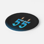 55. Geburtstag mit hellen Kerzenzahlen Pappteller (Schrägansicht)