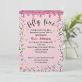 55. Geburtstag rosa Icing und Sprinklen Einladung (Stehend Vorderseite)